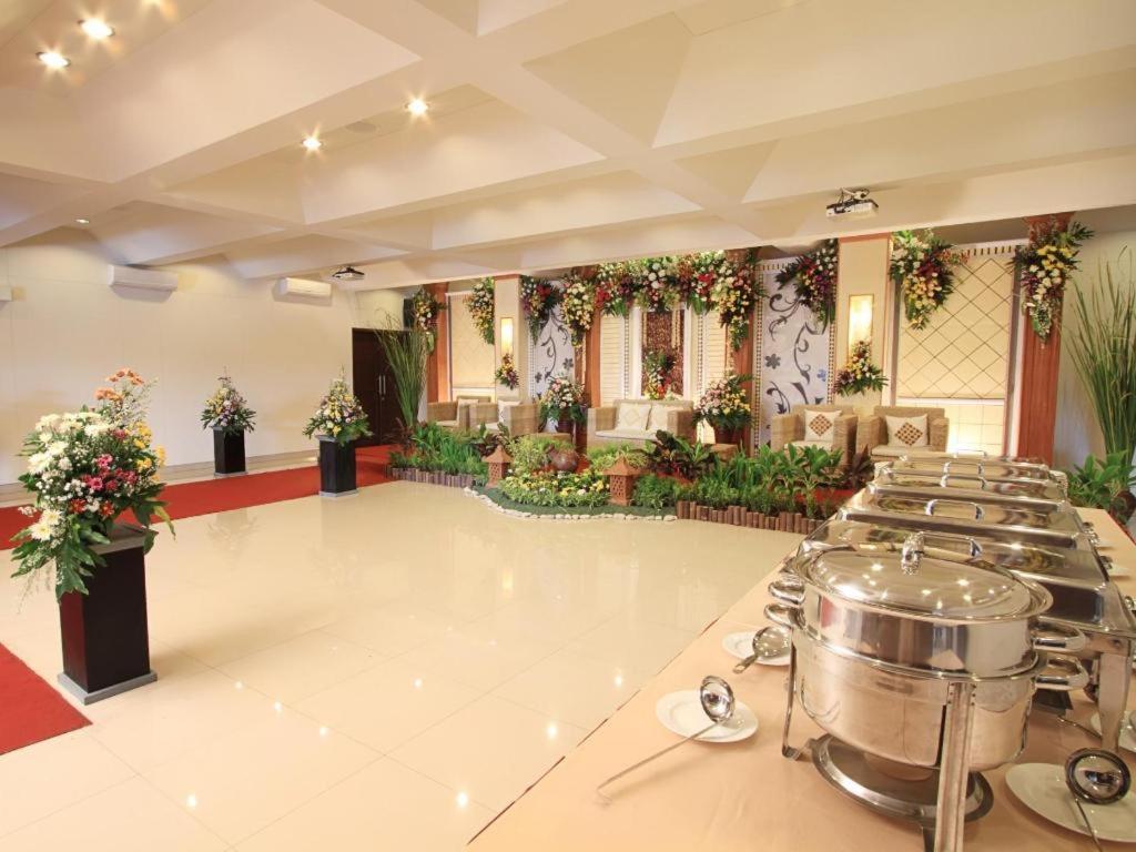 Maesa Hotel Ponorogo Eksteriør bilde