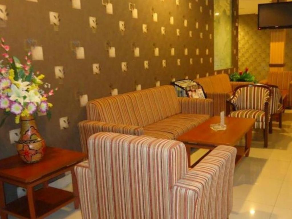 Maesa Hotel Ponorogo Eksteriør bilde