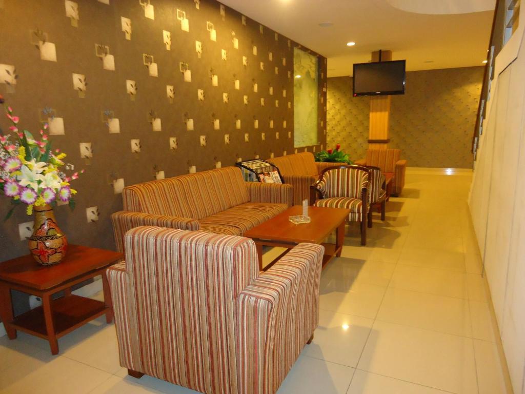 Maesa Hotel Ponorogo Eksteriør bilde